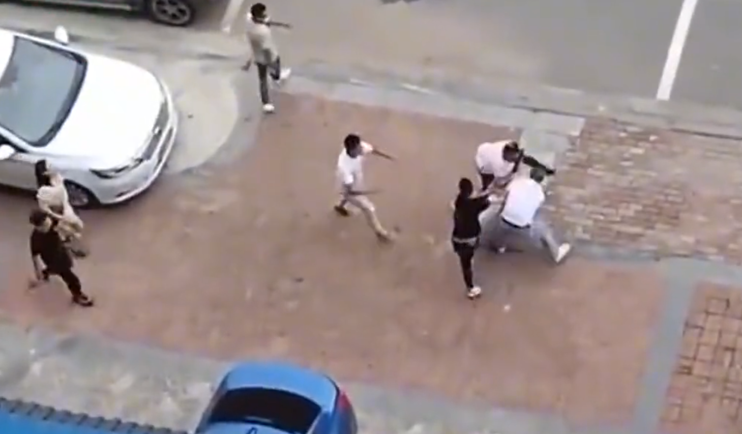 因上厕所生矛盾数十人当街互殴，男子驾奥迪冲撞互殴人群，多人被撞倒地不起