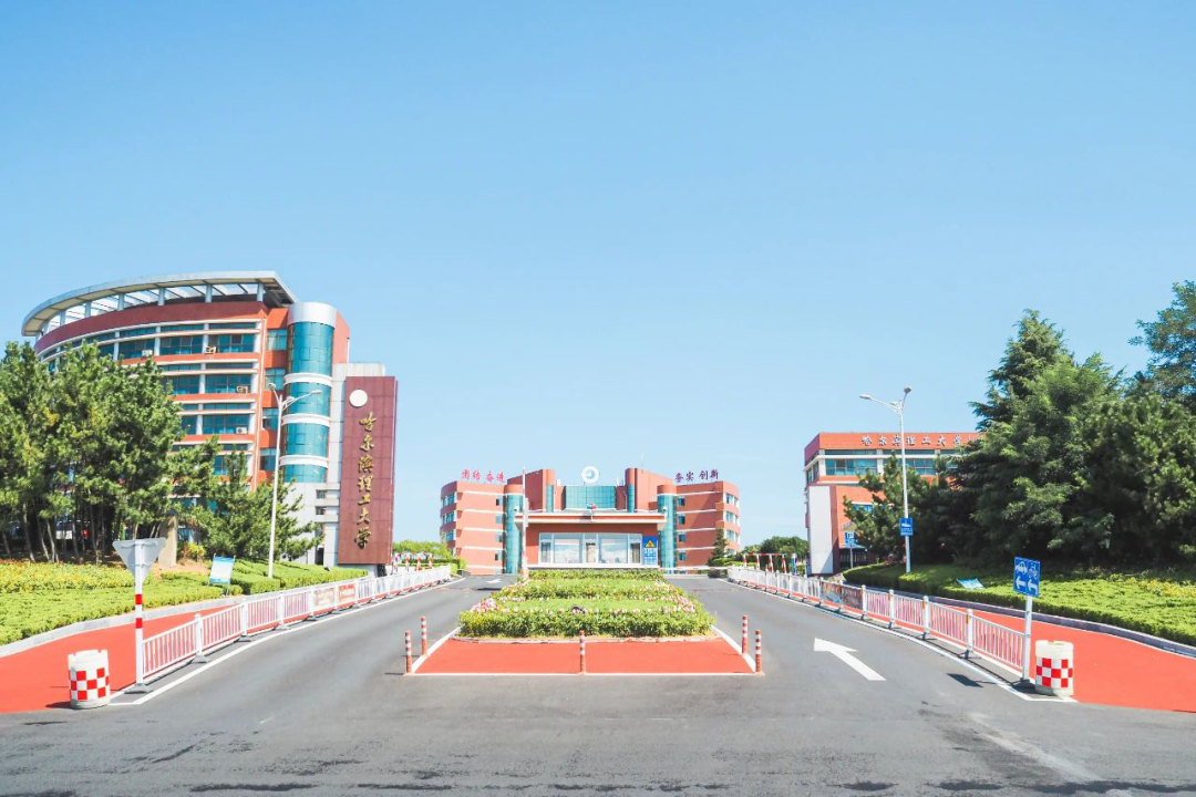 来荣成读大学：在蓝天碧海间绽放最美青春