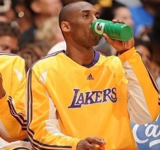为什么cba比赛喝佳得乐(NBA和CBA球员喝水的杯子、水瓶是共用的吗？还是各用各的？)
