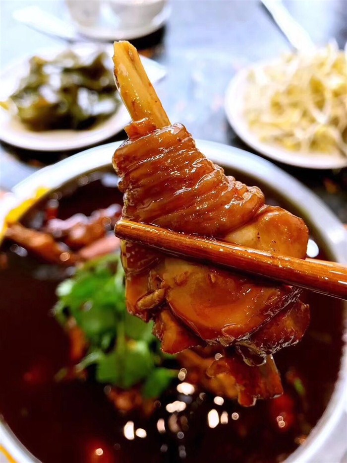 第一组要炒制60-70份钟,所用的原料有:干辣椒2500克,郫县豆瓣500克,泡