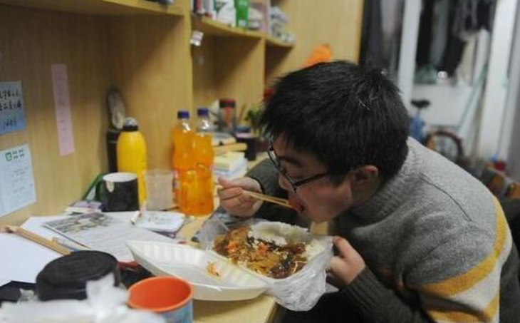 大学寝室中的“极品舍友”行为盘点，提前了解好应对，避免被孤立