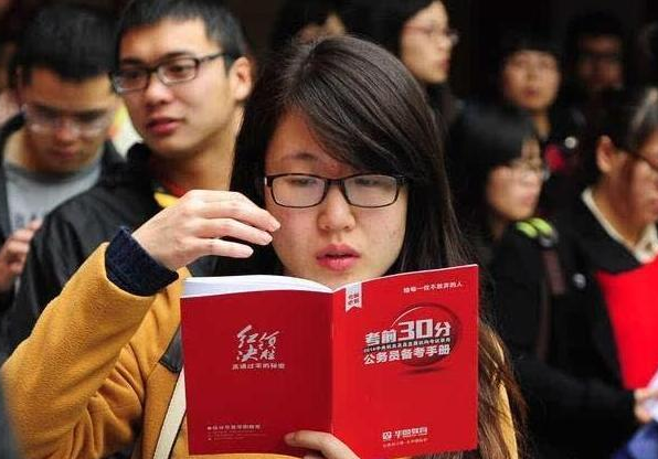 大学生或迎来好消息，符合要求可免试成公务员，职位还能到干部级