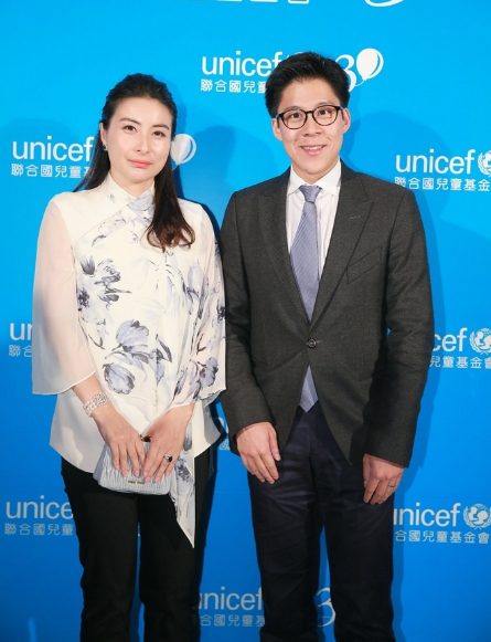 郭晶晶共获得多少银牌</h2>

<p>　　作为一个天才选手，郭晶晶成名很早，她12岁的时候就成为了国家队的一员，15岁的时候就已经站上奥运会赛场了。巅峰时期的郭晶晶只要出战跳水比赛，几乎都能锁定冠军，在04年雅典奥运会和08年的北京奥运会上，她更是一举拿下了4枚金牌，实力毋庸置疑。先后参加4届奥运会，她拿到了4金2银的好成绩，那2枚银牌是输给了谁呢？</p>

<p>　　<img alt=