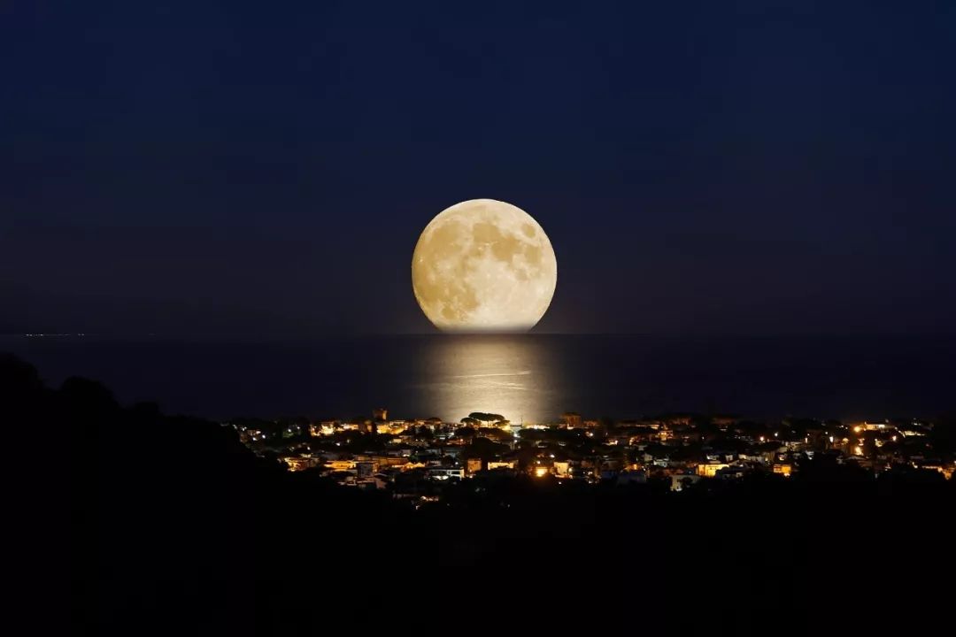 「每日读诗」黄景仁：“似此星辰非昨夜，为谁风露立中宵。”