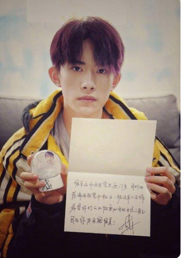 易烊千玺高考资料曝光，字迹清秀整洁，难怪能考上中戏