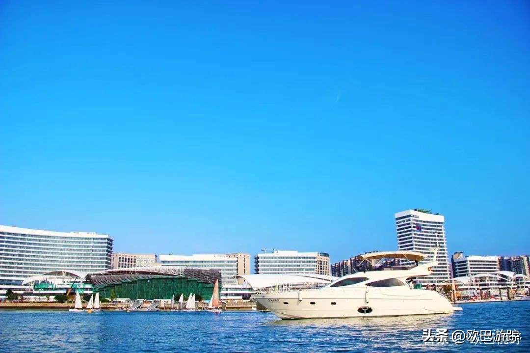 厦门这家奢牌酒店，毗邻繁华，却又遁于静谧迷人的港湾