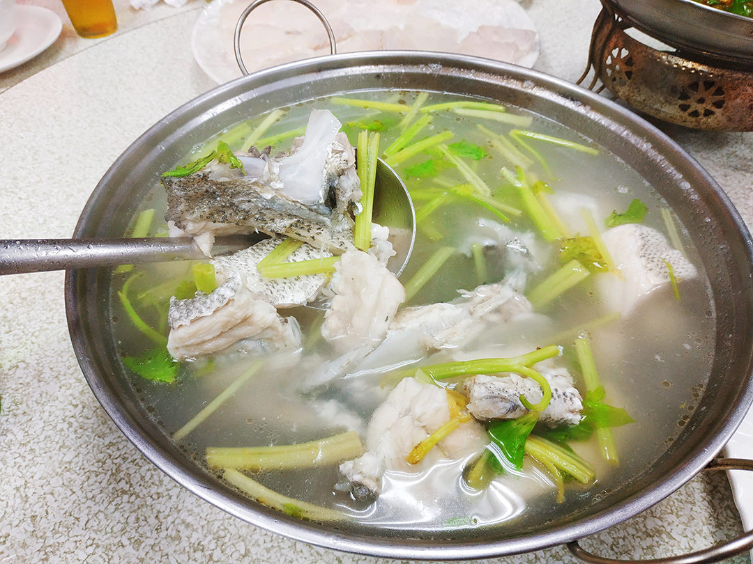 图片[1]-【芹菜鱼片汤】做法步骤图 营养丰富还能解馋 家里-起舞食谱网
