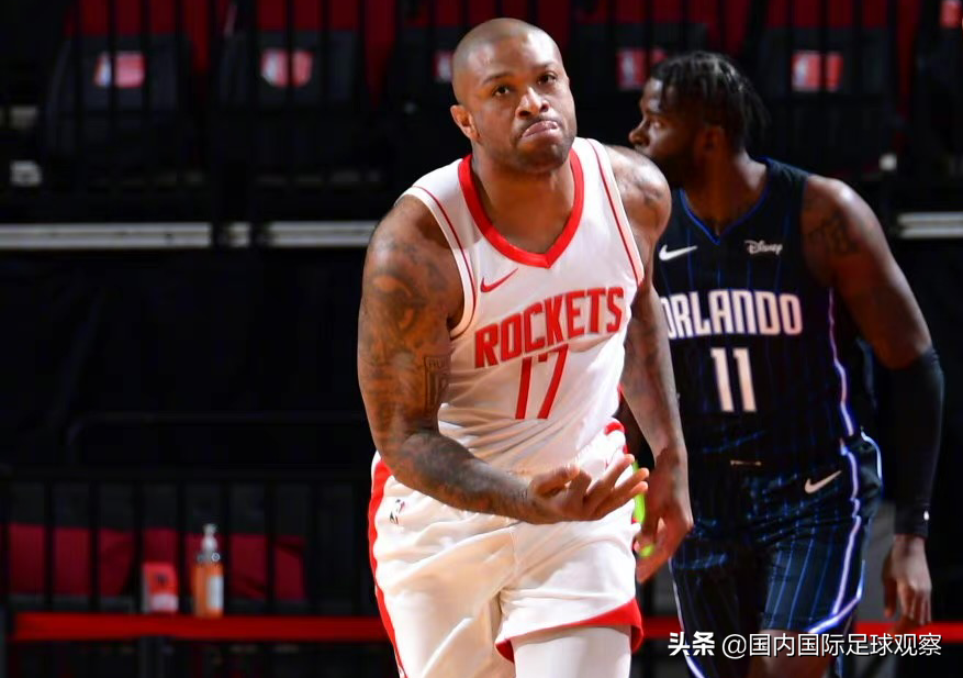 火箭对魔术比赛回放(NBA！火箭队132-90大胜魔术队！哈登15分！伍德22分)