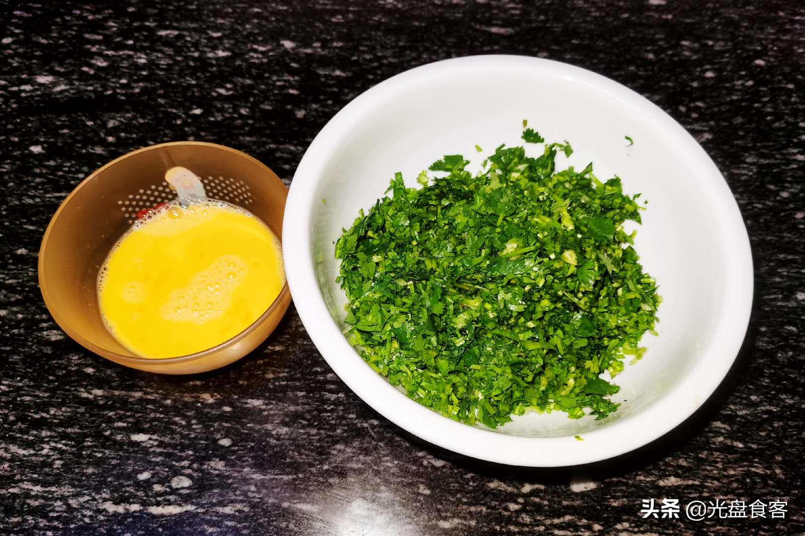 明日立冬，香菜馅饺子，馅香味美，多给家人吃，过冬身体棒
