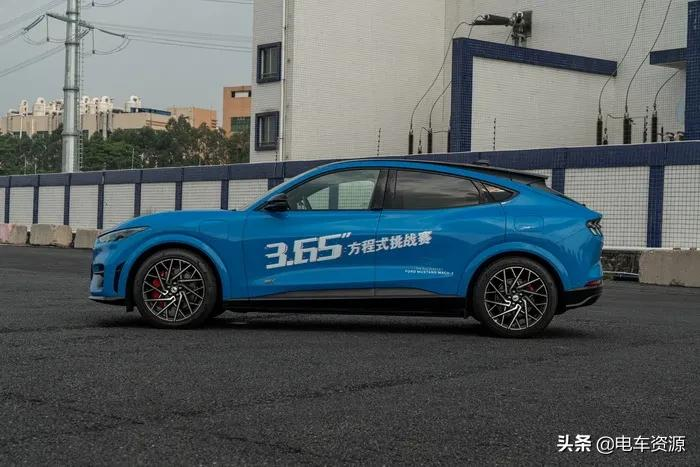 「电马」来袭！Model Y慌了吗？试驾福特Mustang Mach-E