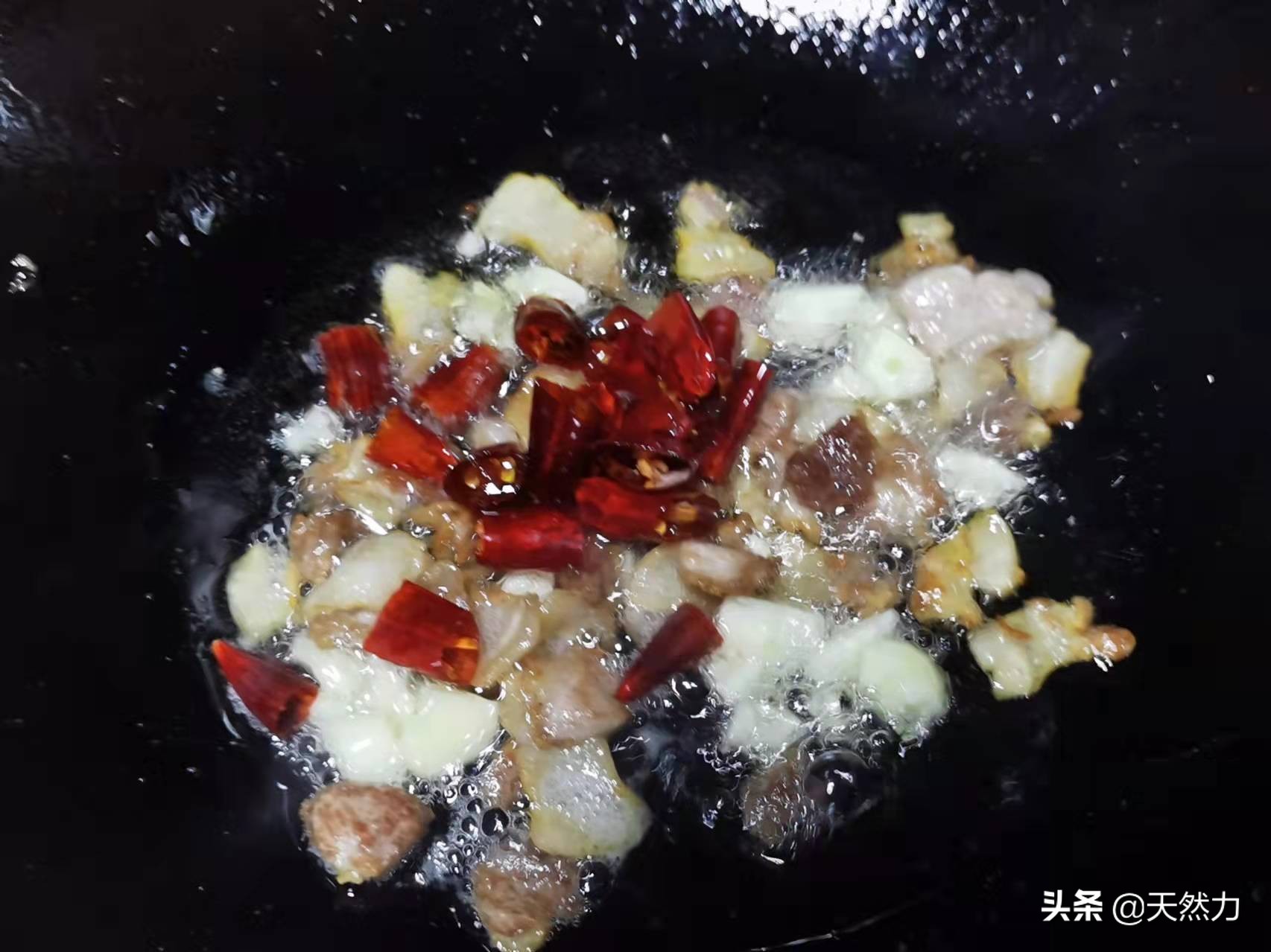炝炒手撕包菜的做法（手撕包菜详细的做法技巧）