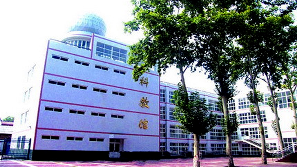 在长期的办学过程中,三原县南郊中学形成了"团结,文明,勤奋,求实"的