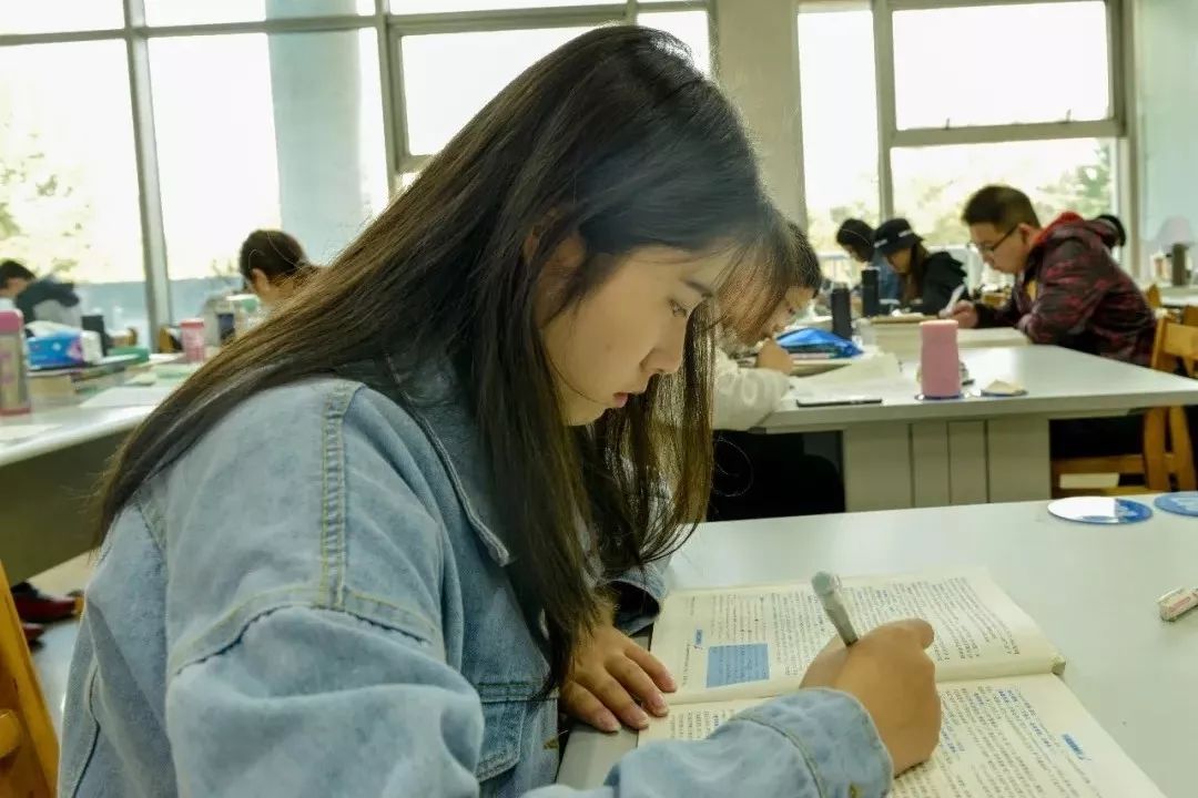 大学里“常常熬夜”的4类专业，学生吐槽比高三还累，你会学哪个