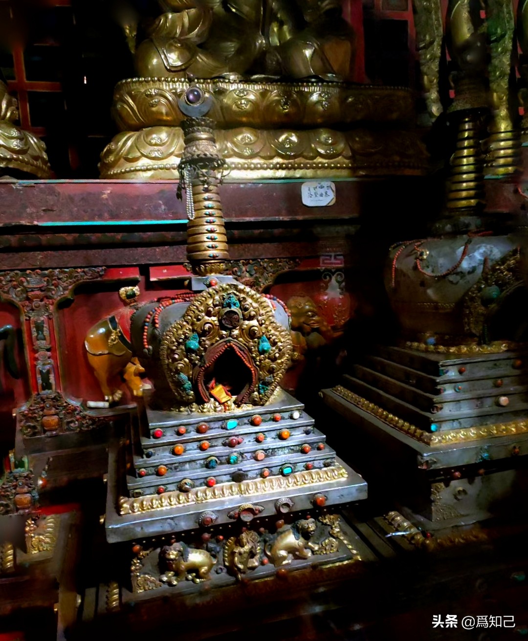 布达拉宫内部金碧辉煌,陈设着大量的稀世珍宝,每一件都价值连城 第14