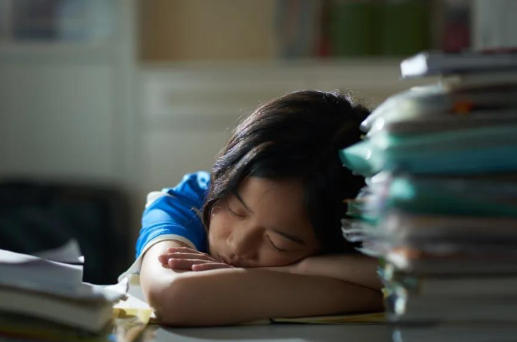 孩子總是不愛思考，可能是“思維惰性”導致的，父母要注意引導