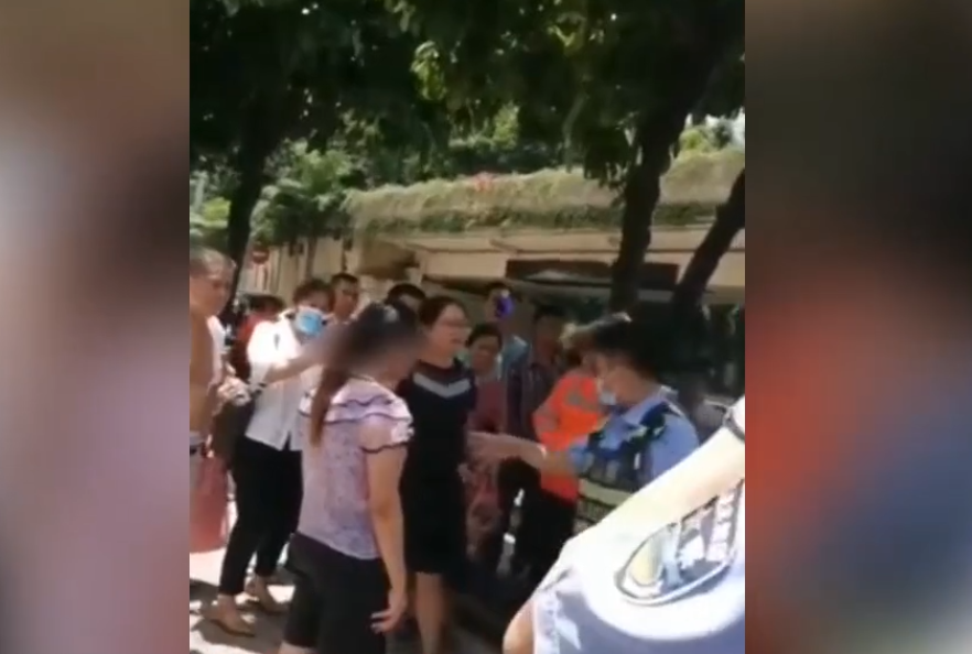 “我精神不正常！”广西女子大白天抢4岁小孩，被拆穿后辩称只想抱一下？