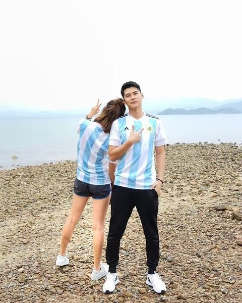 未见孕肚,余香凝晒上流新婚生活,穿背心短裤打高尔夫获老公狂赞