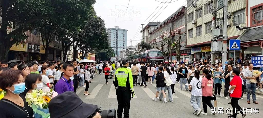 40秒直击各地考生冲出考场瞬间