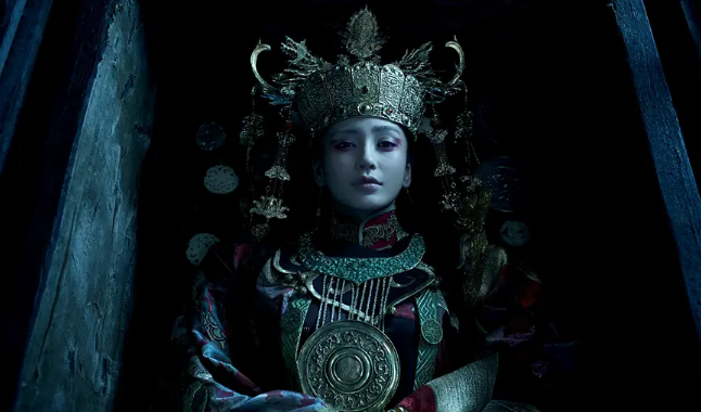 是很多,但其中的一个镜头真的是惊艳了众人,就是那个十分诡异的新娘装