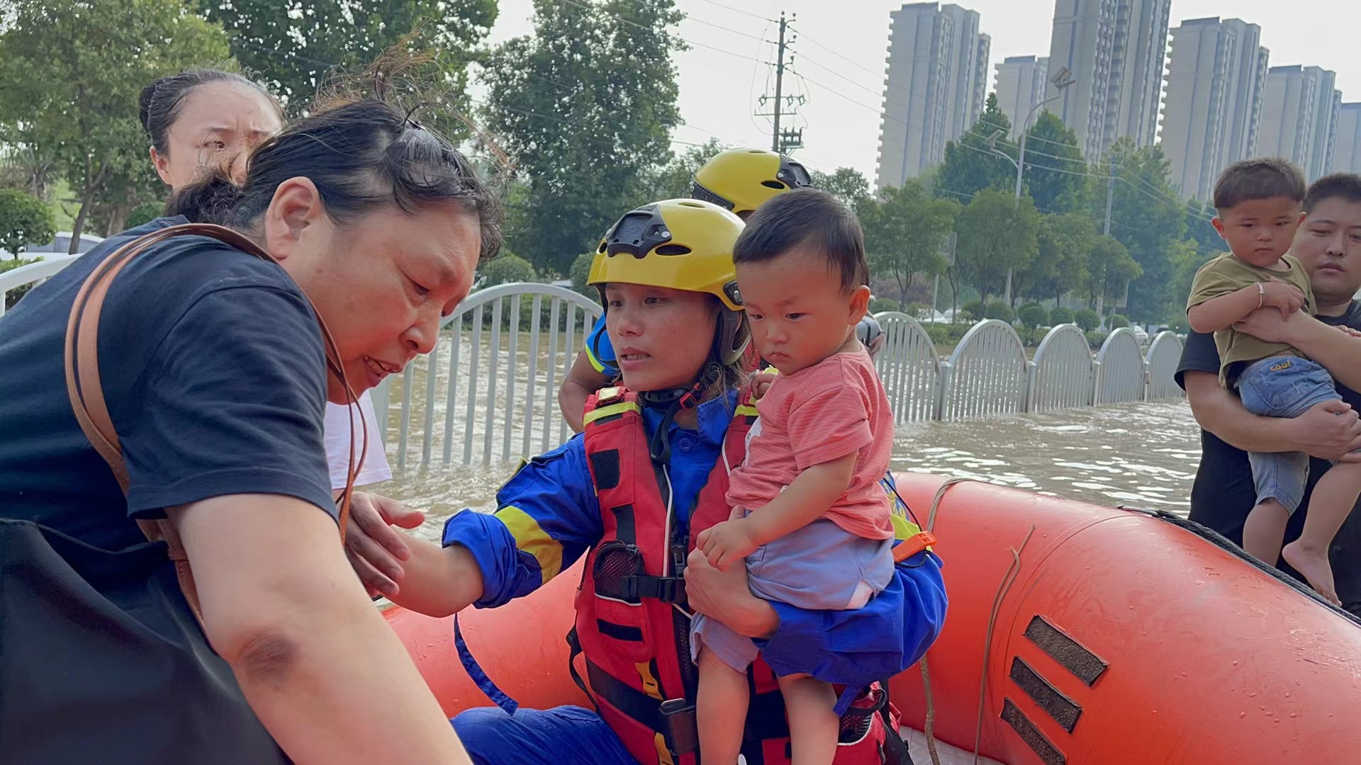“放心，我扛得住！”女财务变援豫救援队员，救出灾民近千人