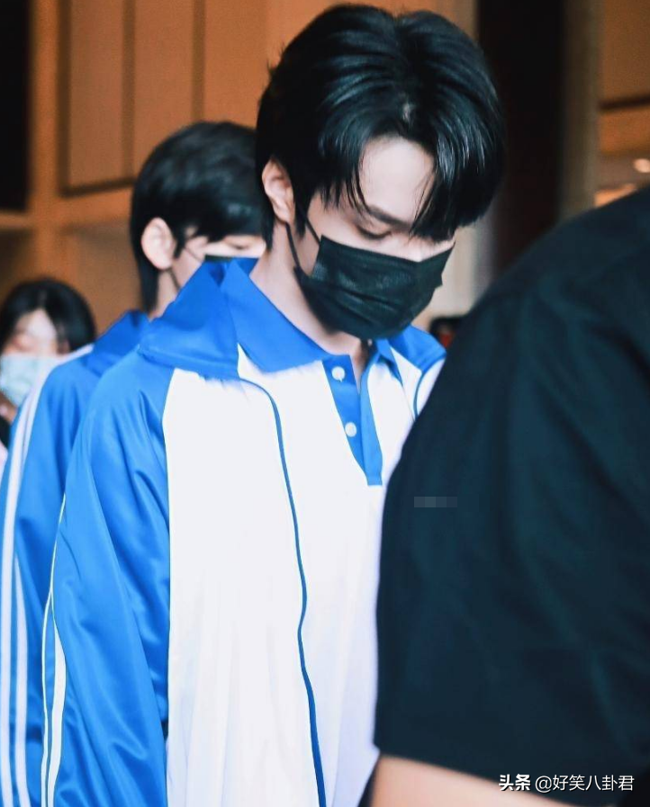 刘耀文穿校服录《萌探》，与小宋组校草组合，同期女生颜值也爱了