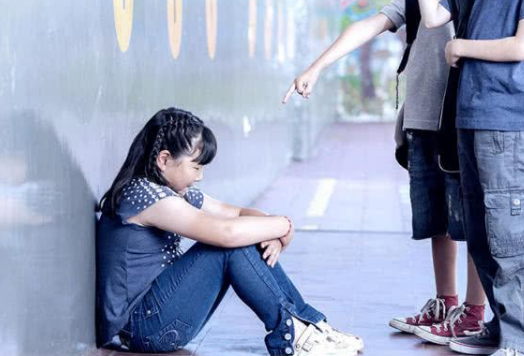 孩子在学校被同学欺负，父母只需做一件事，娃以后再也没人敢惹