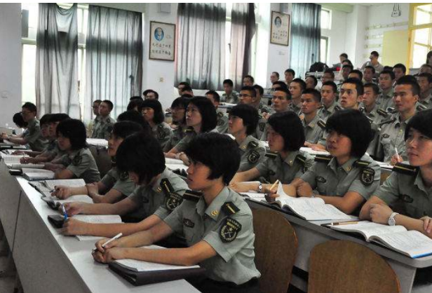 军校和警校两个优质院校，仅一字之差，哪个学生毕业后更有前途？