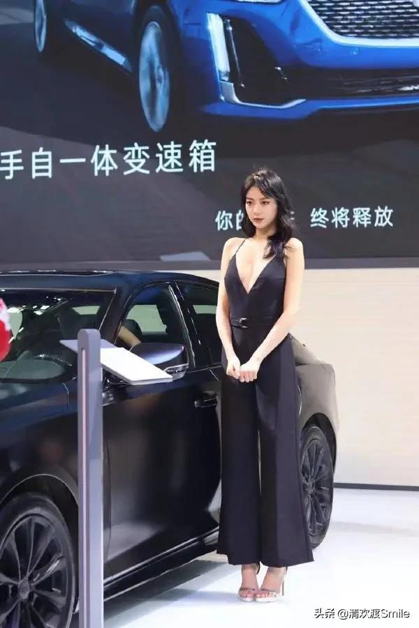 女友买了条性感蛇皮丝袜，结果晚上我没控制住...