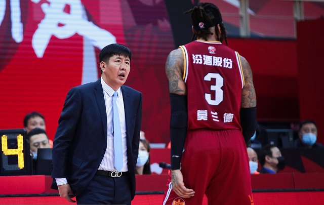 为什么看cba教练骂球员（CBA赛场火爆一幕！主教练不满外援防守追着骂：你TM什么东西）