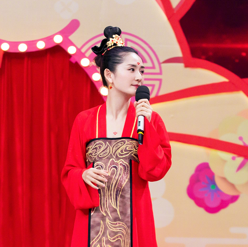 佟丽娅官宣成为央视春晚主持人，资历尚浅怕是难以服众