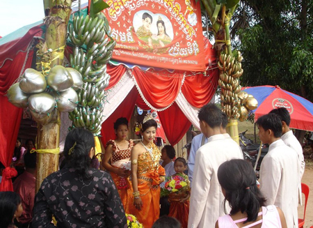 从柬埔寨“男方出嫁女方”的传统婚礼，说一段东吴雄风