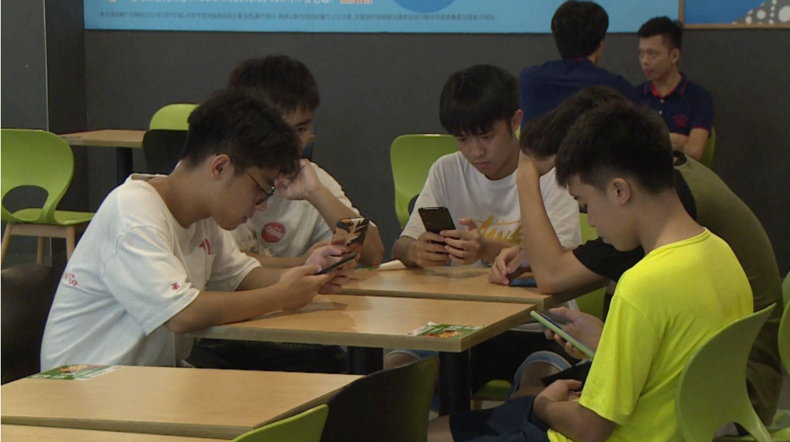 南开教授艾跃进曾告诫学生：穷不是你的错误，虚荣是你的错误