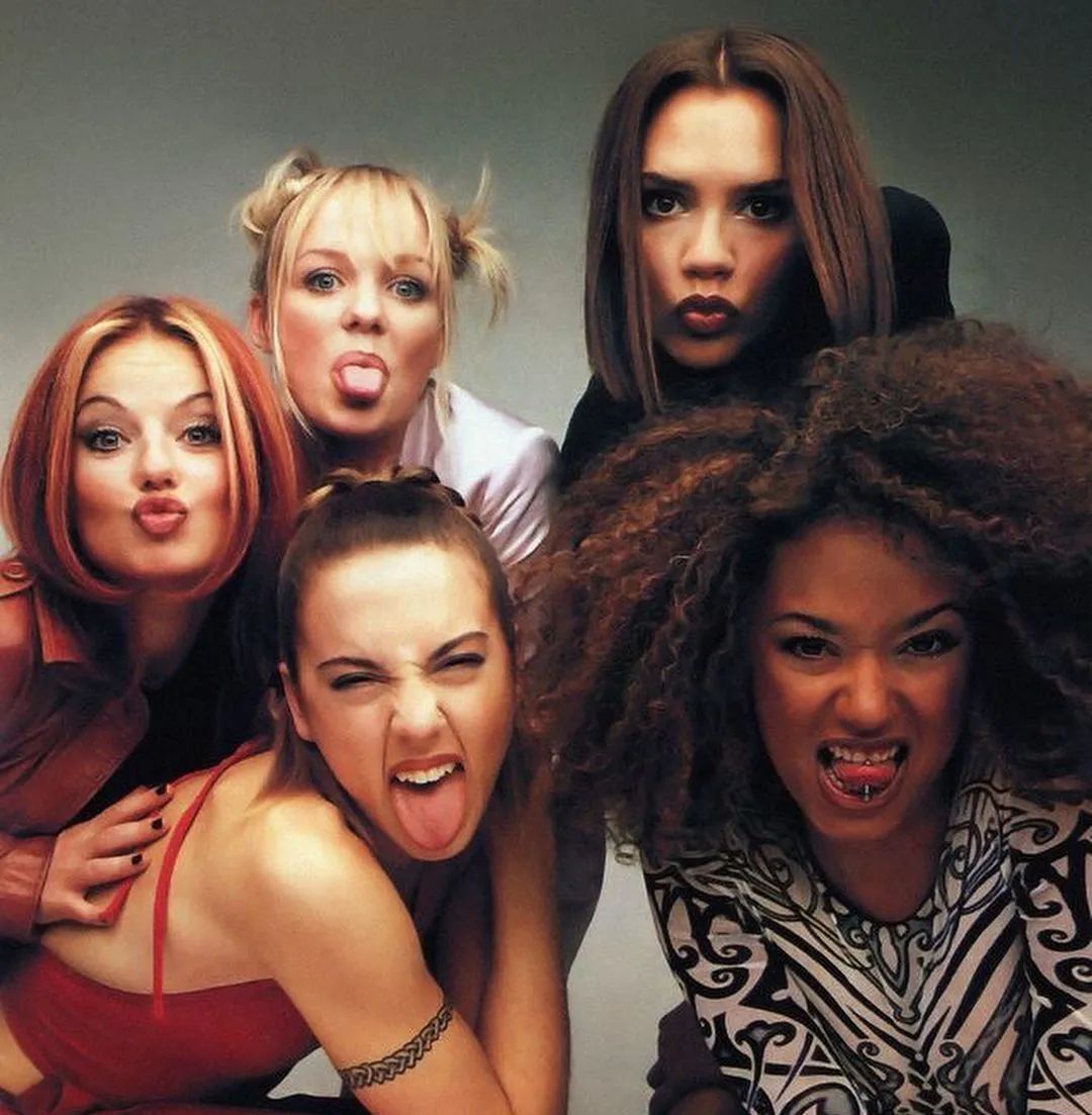 迅速蹿红后的辣妹组合,成了各大榜单上的"常胜将军",甚至还与英国传奇