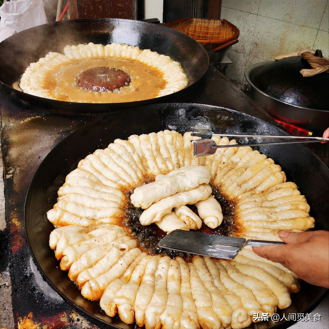 汉中没有招牌名字的早餐店，1.5元1个出锅就抢光，外地人却吃不惯