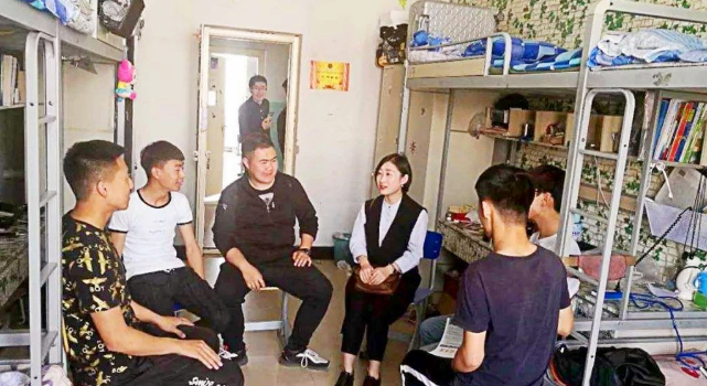 大学“辅导员工资”曝光，比公务员“还香”，难怪博士生要抢着当