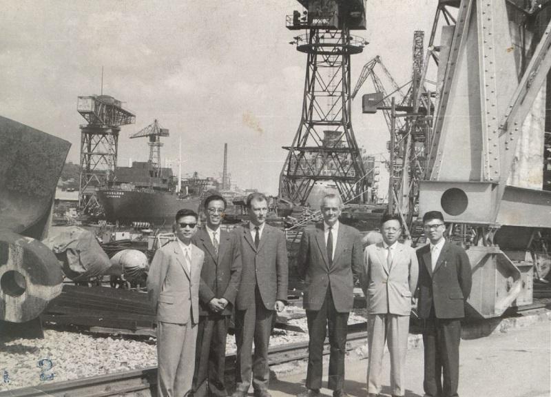 同时被七所大学录取，高考全省第一的姚桐斌，曾被父亲强迫摆地摊