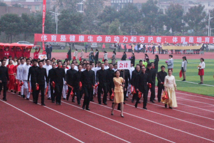 青岛大学“举牌女神”，气质和司藤有点像，网友觉得是服装出彩