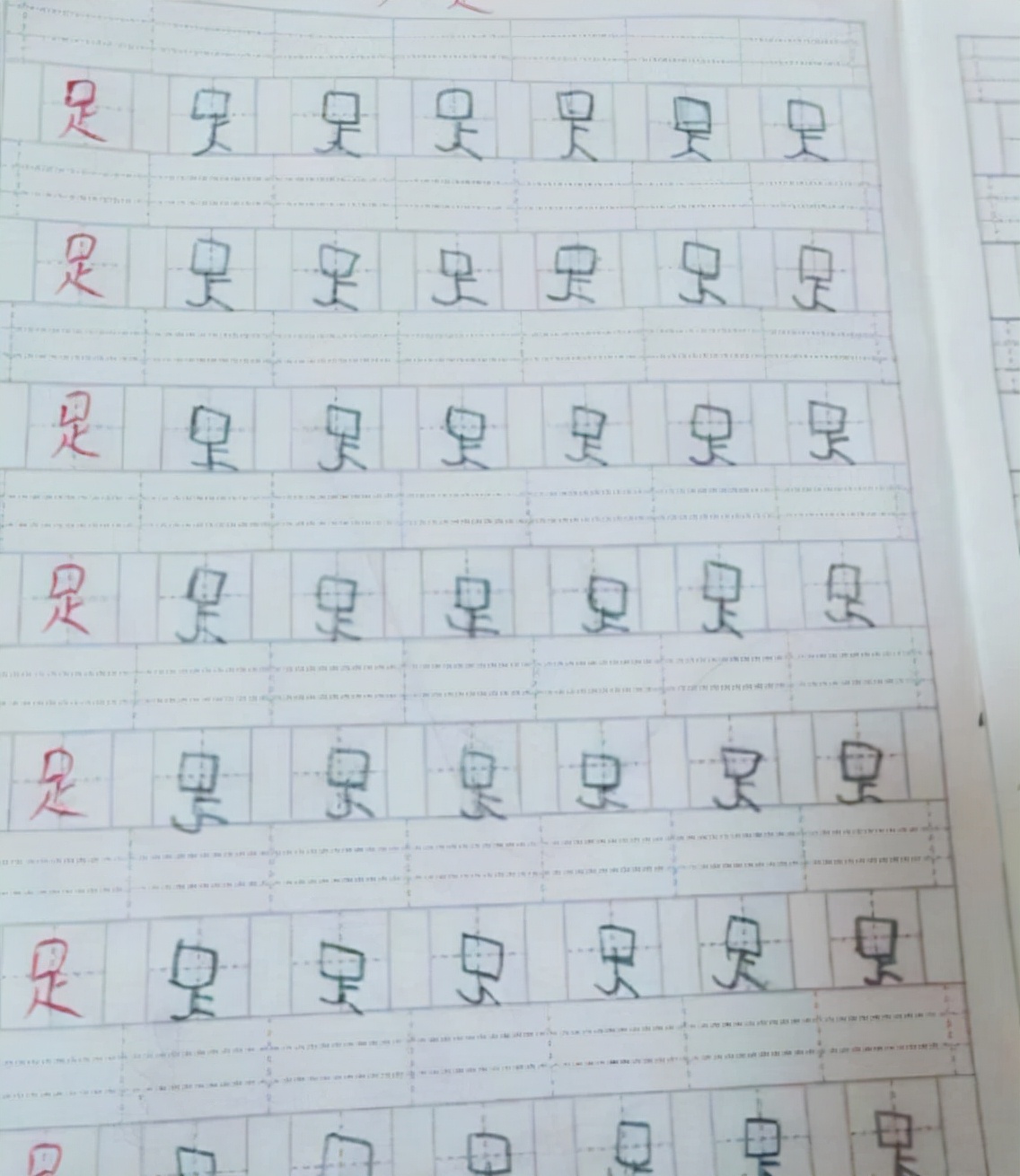 小学生被罚写“爷”字，家长看后哭笑不得，网友：爷爷戴墨镜了？