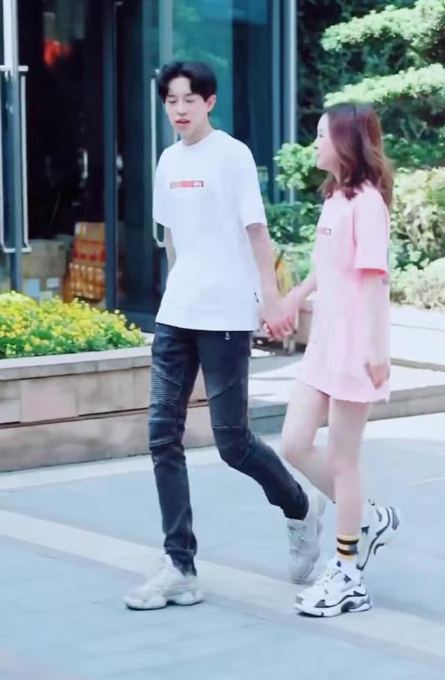 特步有沒有什么好看的女款粉色鞋（現在流行“牛奶味”的特步鞋？女生一穿就變甜，男生看后想寵她）