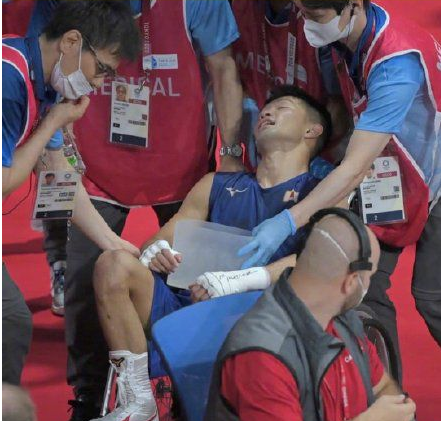 哥伦比亚日本拳击比赛视频（脸都不要了！日本拳手被KO躺轮椅晋级，一路保送遭多国拳手抗议）-趣拿体育