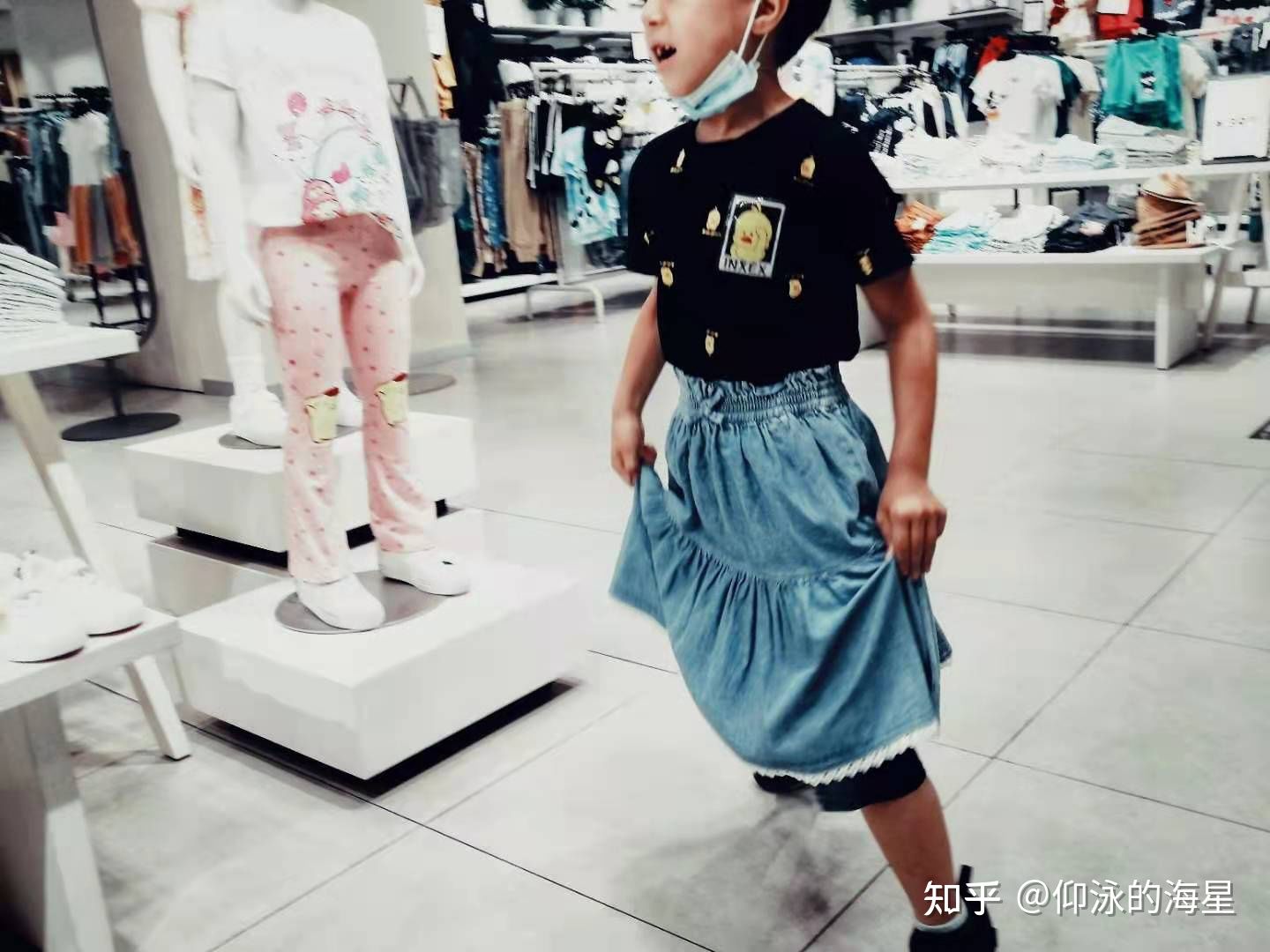 小男孩穿裙子上学,被老师批判一节课:尊重孩子的自由,要有底线