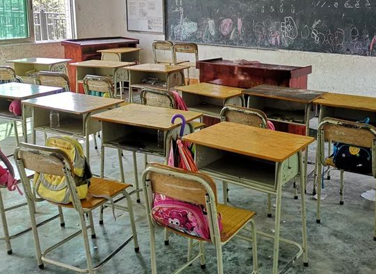 为学生“量身定做”新型课桌，家长们很开心，但学生们开心不起来