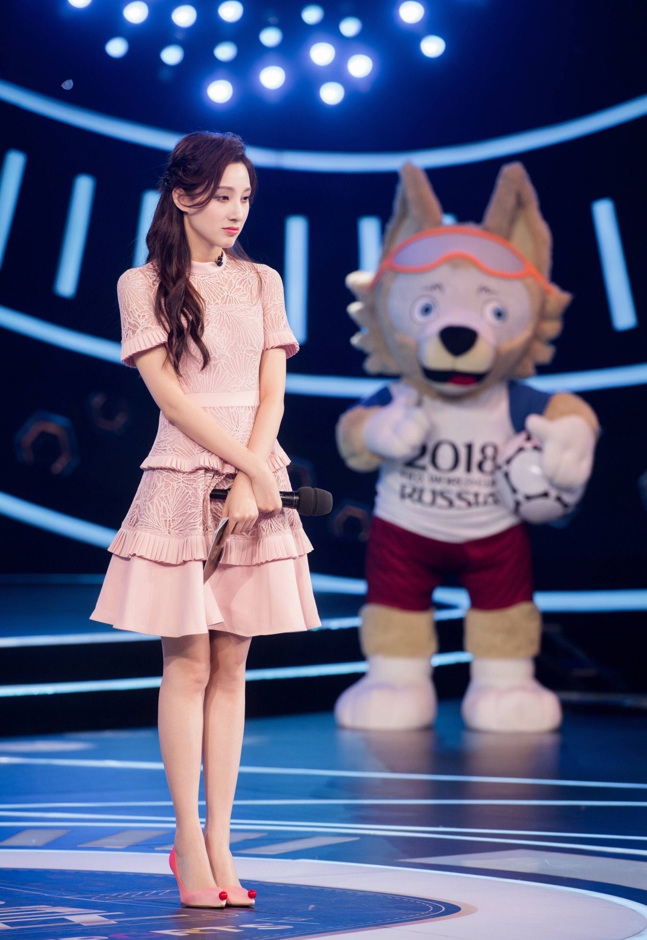 马凡舒走秀比赛视频未删减版（被誉为世界杯最美女主持，省第一成绩考入名校，25岁透漏择偶标准）