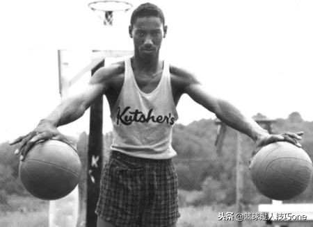 nba球员的手掌为什么这么大(NBA巨人的手掌多大！张伯伦2根手指抓球，奥尼尔拿麻将超“迷你”)