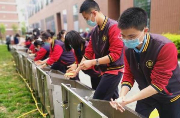 四川第一个走出考场的考生，自信发言引人质疑，难道是第二个林欢