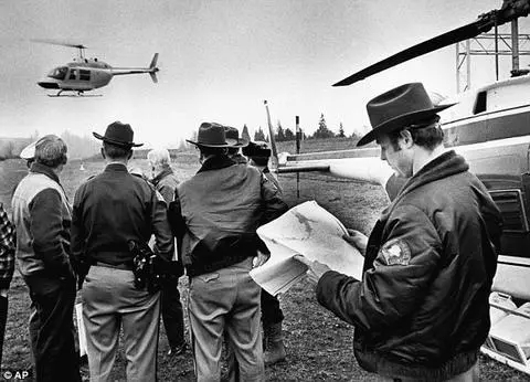 1971年，该男子劫持了美国客机，背着20万美元的跳伞留下领带，揭露了其身份。