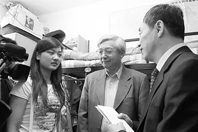 谭千秋的最后一课：舍身护4名学生牺牲，女儿谭君子追随父亲脚步