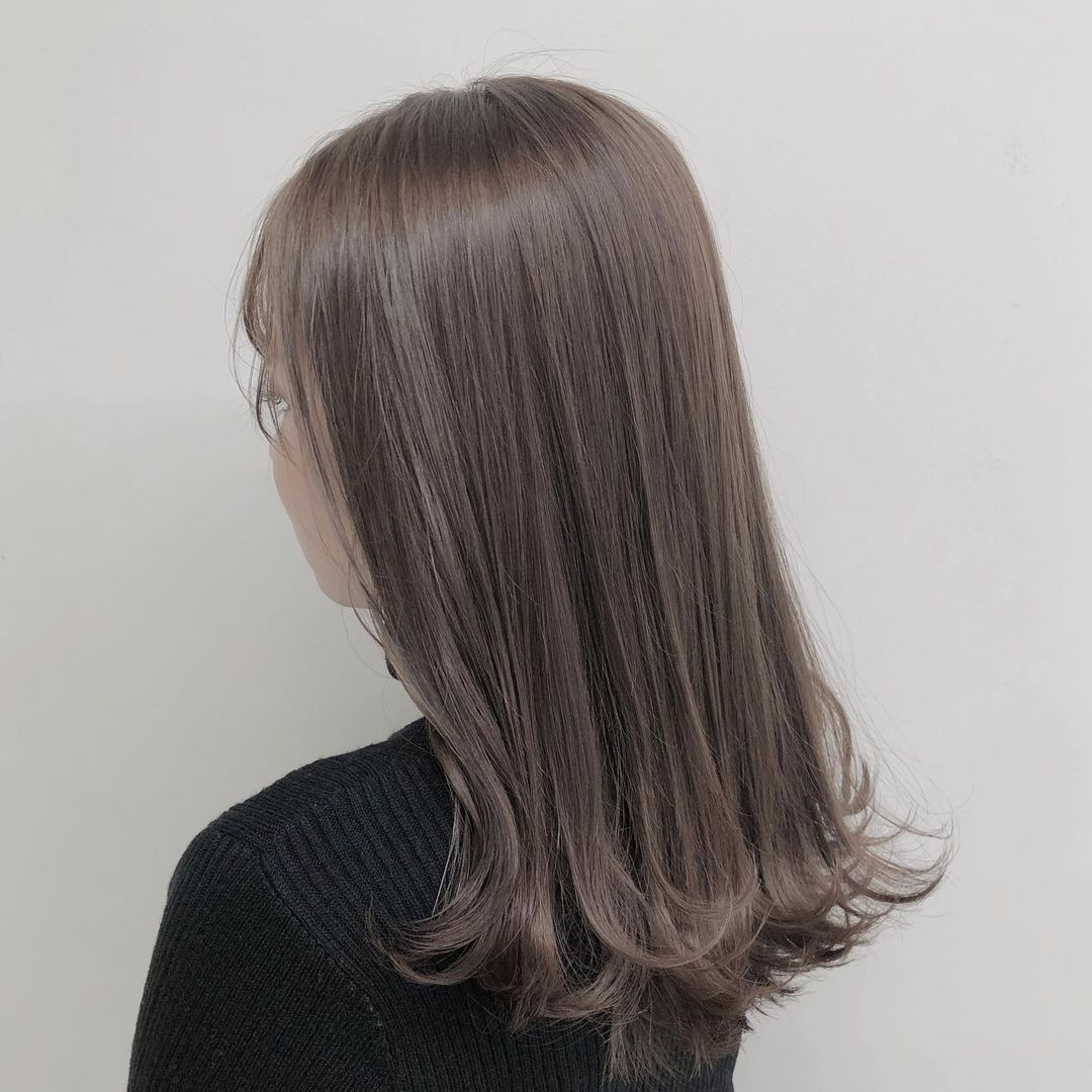 栗子奶油拿铁色这个颜色又再更粉一点,如果头发本身是红色调的人想换