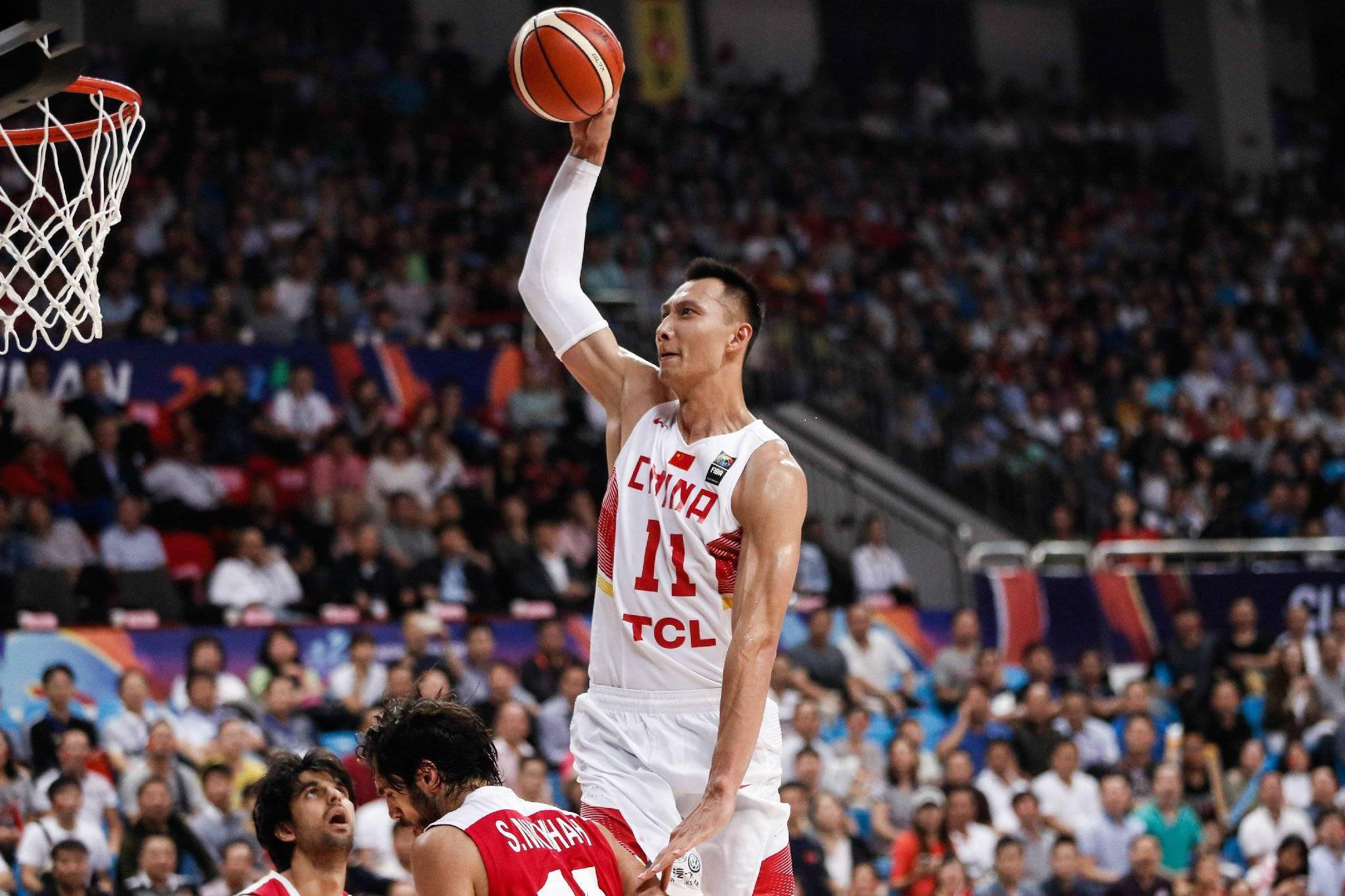 男篮易建联简介（从青涩男孩到广东男篮的顶梁柱，易建联当之无愧的CBA第一人）