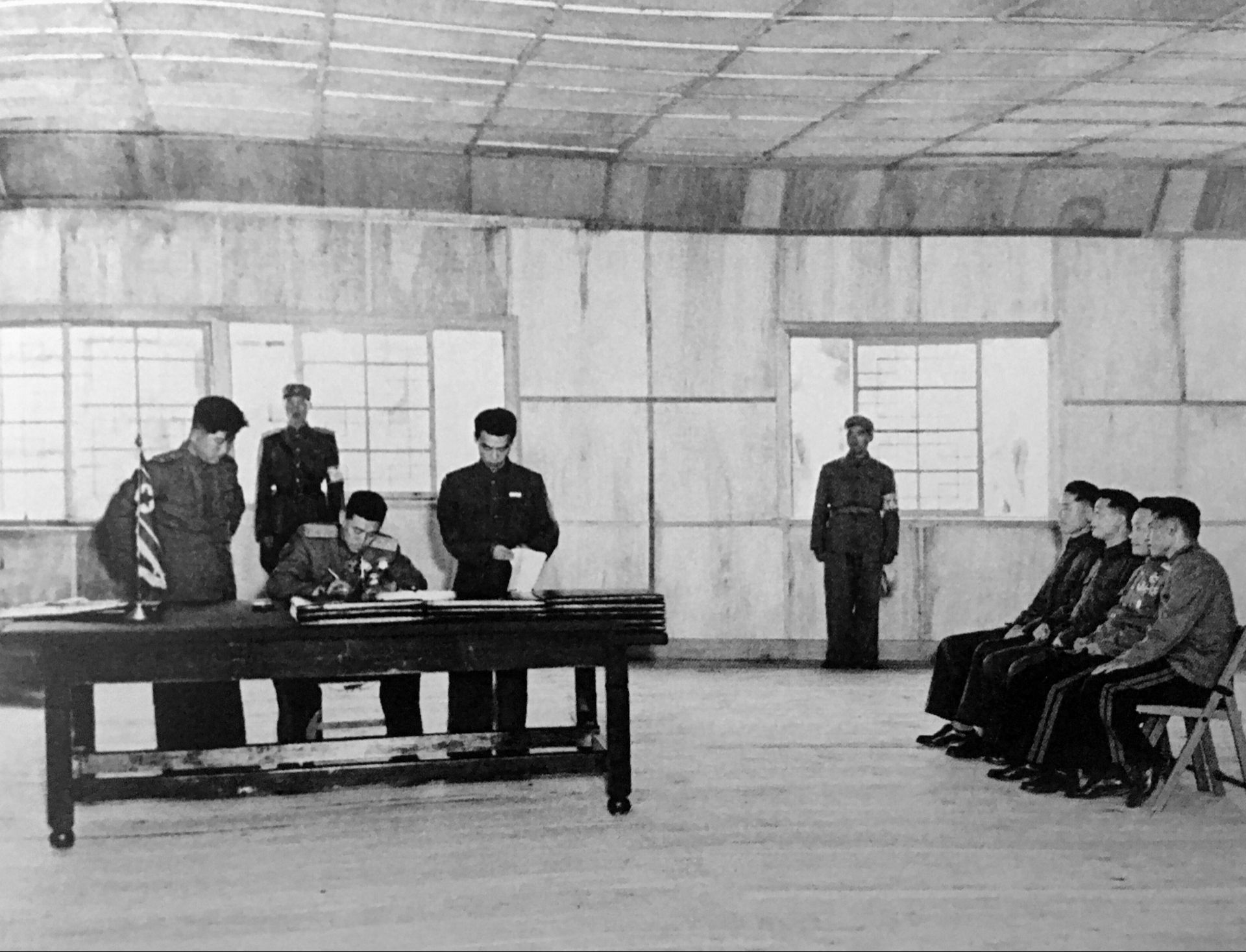 7月27日 双方在板门店签订《朝鲜停战协定》.